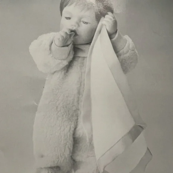 Charming Ashton-Drake porcelain doll. “Mommy I’m Sleepy” - Picture 7 of 7